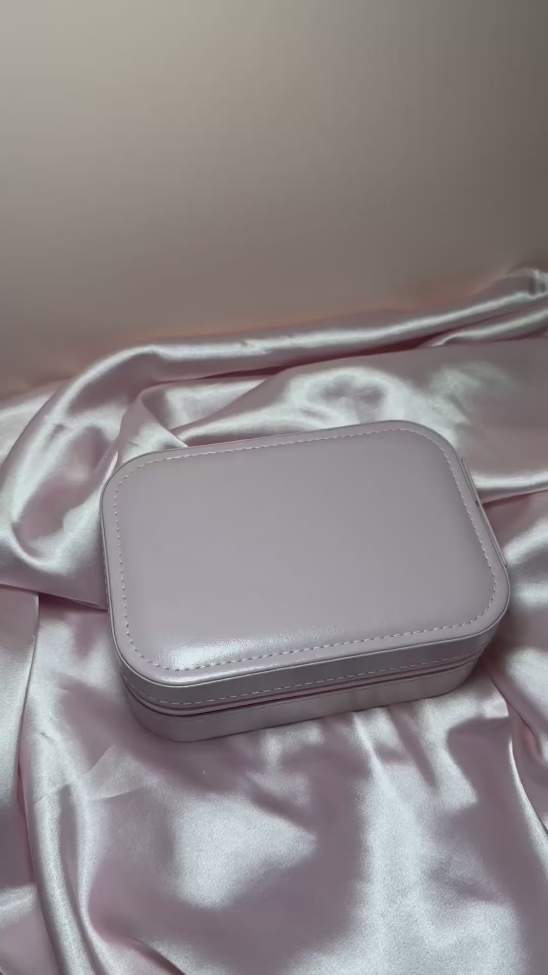Charger la vidéo : Avec GlowTouch™, perfectionnez votre mise en beauté où que vous soyez. Compacte, élégante et ultra-pratique, cette innovation allie design sophistiqué et fonctionnalités intelligentes pour des retouches rapides et impeccables à tout moment. Son miroir LED haute précision et son format ergonomique en font l’allié idéal des femmes actives qui refusent de choisir entre style et praticité. GlowTouch™, l’assurance d’un éclat parfait, en toute circonstance.